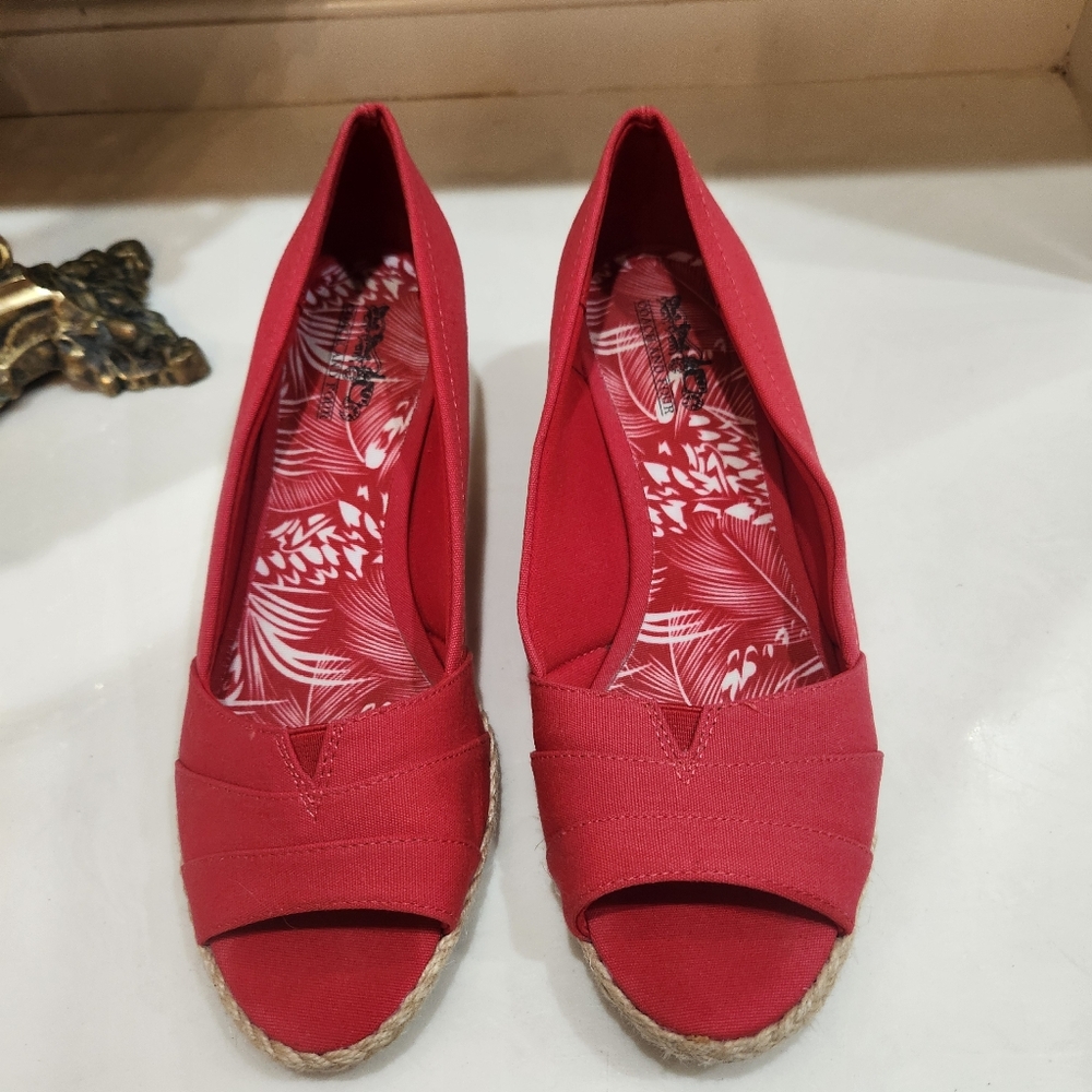 Coach and Four Red Canvas Sz 8 Heel Shoe